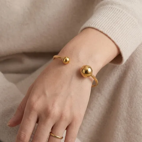 Bracciale Rigido Aperto In Acciaio Inossidabile Con Doppia Sfera Vintage Francese Impermeabile Ipoallergenico Placcato Oro 18 Carati