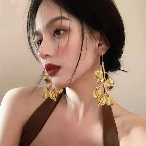 Boucles d'Oreilles Pendantes Vintage Alliage Or Feuille Métal pour Femme Niche Française Longues Boucles de Fête Bijoux Mode