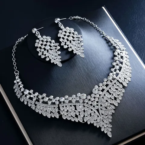 Luxe Legering Strass Sieradenset Voor Dames Opvallende V-Vormige Ketting En Oorbellen Voor Bruiloft Feest Bruidsaccessoires