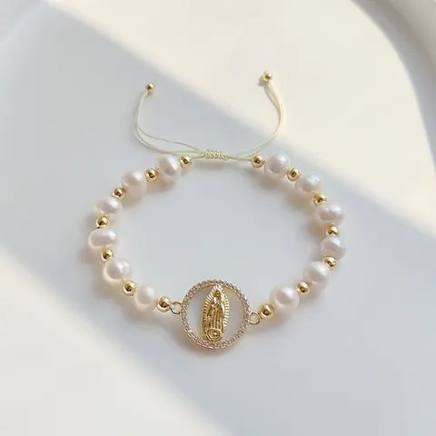 Bracciale Perle d'Acqua Dolce Fatto a Mano Donna Medaglia Vergine Maria Intarsiata in Conchiglia Grani in Rame Placcato Oro Strass