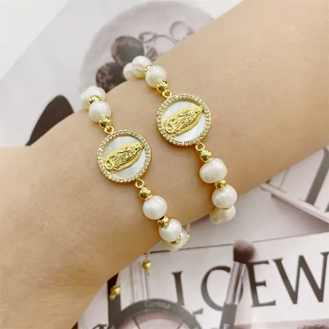 Bracciale Perle d'Acqua Dolce Fatto a Mano Donna Medaglia Vergine Maria Intarsiata in Conchiglia Grani in Rame Placcato Oro Strass