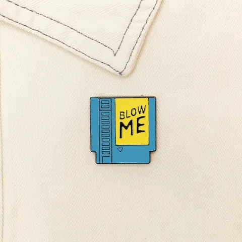 Ρετρό Κασέτα Βιντεοπαιχνιδιών Σμάλτο Pin Blow Me Γράμμα Μεταλλικό Σήμα για Σακίδιο Διακόσμηση Ρούχων Καρφίτσα από Κράμα για Άνδρες Γυναίκες