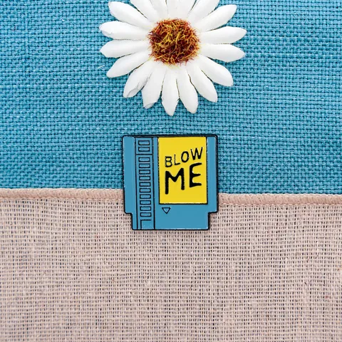 Ρετρό Κασέτα Βιντεοπαιχνιδιών Σμάλτο Pin Blow Me Γράμμα Μεταλλικό Σήμα για Σακίδιο Διακόσμηση Ρούχων Καρφίτσα από Κράμα για Άνδρες Γυναίκες