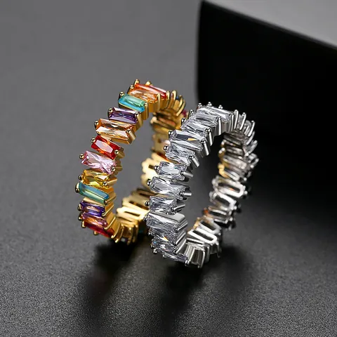 Anello Eternity Band Hip Hop Zirconia Arcobaleno Rame Placcato Oro Zirconia Colorata a Forma di T per Donna