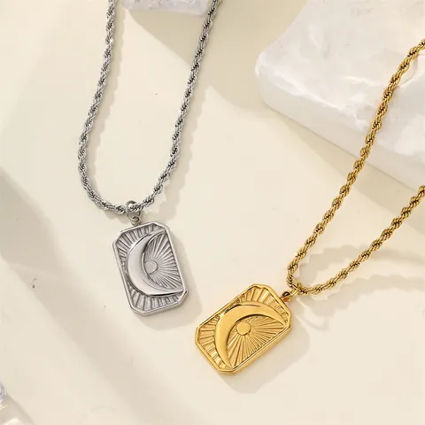 Collier Pendentif Carré en Relief Soleil Lune Vintage en Acier Inoxydable Breloque Céleste Chaîne Torsadée Bijoux de Mode Unisexe