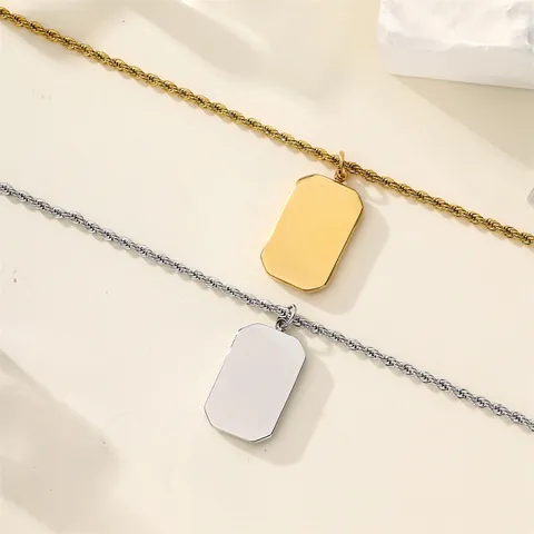 Collier Pendentif Carré en Relief Soleil Lune Vintage en Acier Inoxydable Breloque Céleste Chaîne Torsadée Bijoux de Mode Unisexe