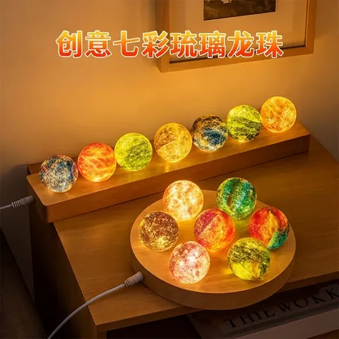 Veilleuse Boule de Cristal en Verre Coloré Ciel Étoilé Ornement de Bureau Lumineux Avec Base en Bois Cadeau Maison