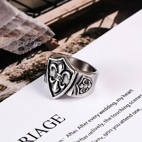 Bague Bouclier Fleur-De-Lis en Acier Inoxydable Vintage pour Hommes Bague Chevalière Croix Chevalier Gothique Bijoux Punk Biker Argent Antique