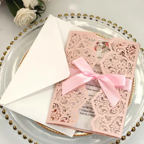 Cartes d'Invitation de Mariage Florales Découpées au Laser Européennes Papier Perlé Avec Nœud en Ruban et Enveloppe pour Mariage