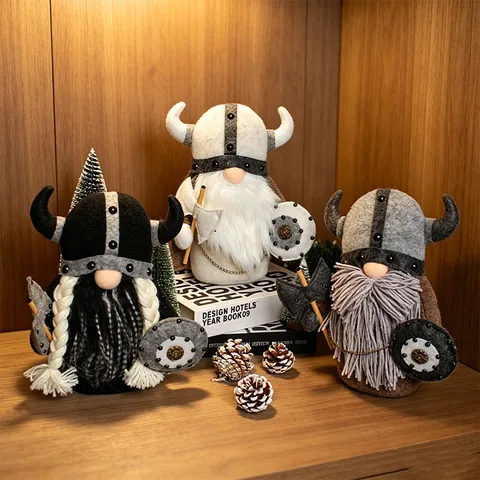 Handgemaakte Viking Kabouter Pop Noordse Gladiator Krijger Beeldje Met Gehoornde Helm Schild Bijl Vilt Pluche Bureau Decoratie