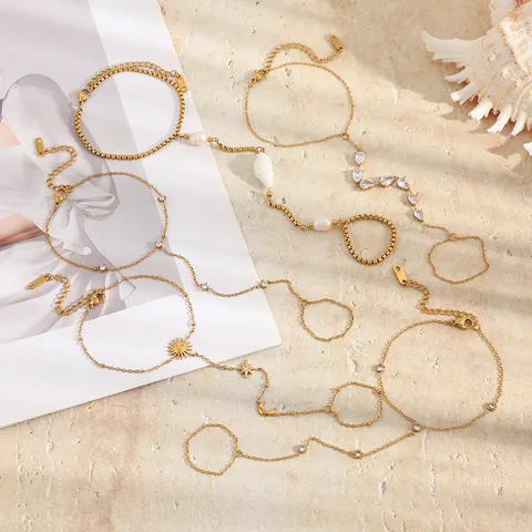 Bracelet Chaîne de Main en Acier Inoxydable Plaqué Or 18K Étoile Lune Conque Perle Artificielle Strass Bracelet Femme