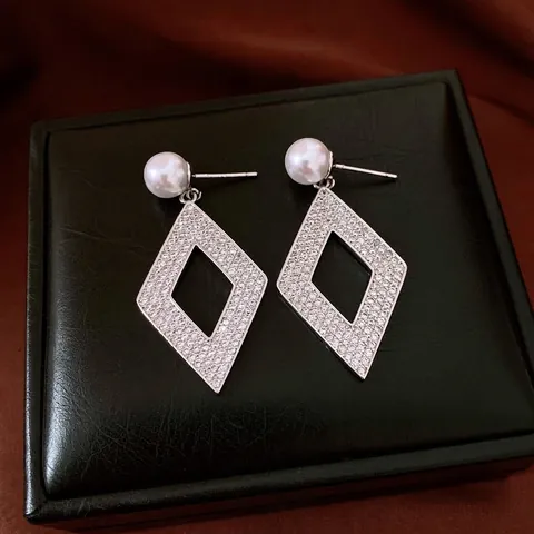Pendientes de Botón de Cobre Perla Artificial Forma de Diamante Hueca Con Poste de Plata Diamante de Imitación Incrustado Joyería Mujer