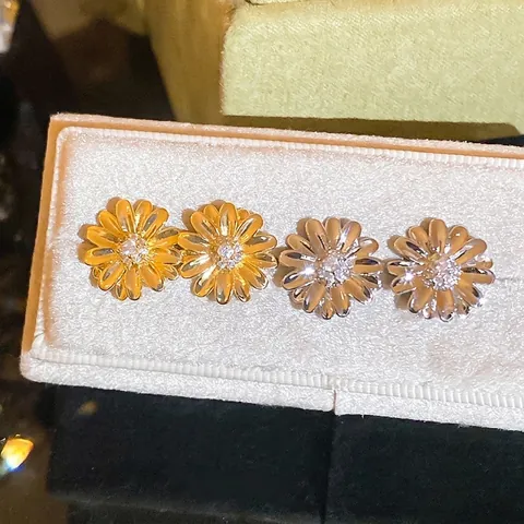 Pendientes de Botón de Flor de Cobre Chapados en Oro de Dieciocho Quilates para Mujer Pendientes de Circonia Vintage con Poste de Plata