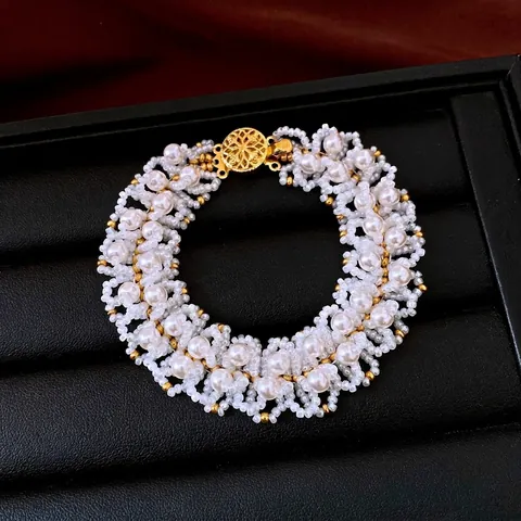 Collana E Bracciale Intrecciati in Perla Artificiale Stile Palazzo Vintage Rame Placcato Oro Chiusura Floreale Intagliata Gioielli di Nicchia per Donna