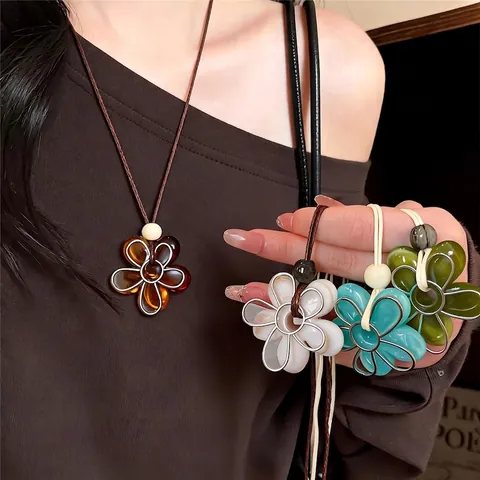 Collier Pendentif Fleur en Résine Dopamine Fait Main Chaîne de Clavicule de Luxe Design Minimaliste Bijoux pour Femmes