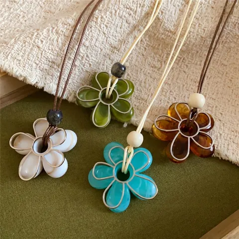 Collier Pendentif Fleur en Résine Dopamine Fait Main Chaîne de Clavicule de Luxe Design Minimaliste Bijoux pour Femmes