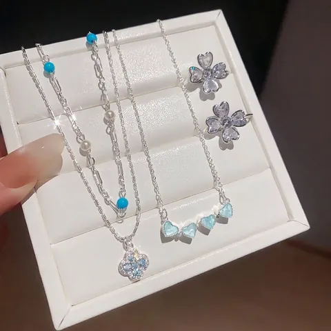 Ensemble de Bijoux Premium en Cuivre Zirconia Fleur de la Chance Collier de Perles Artificielles Plaqué Argent et Boucles d'Oreilles pour Femmes Accessoires de Mode