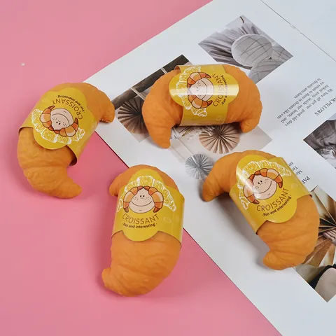 Giocattolo Antistress Croissant Simulazione Squeeze Rimbalzo Lento Morbido TPR Forma di Pane Giocattolo di Decompressione Ufficio