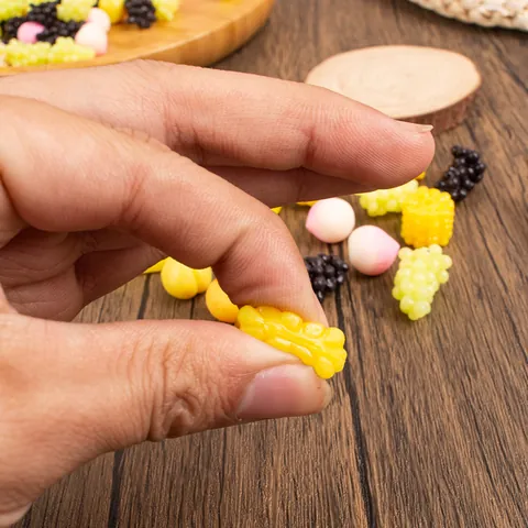 Mini TPR Simulation de Fruits Jouets Squishy Souple Élastique Pêche Raisin Maïs Modèles pour Enfants Bricolage Alimentaire Décor de Stress