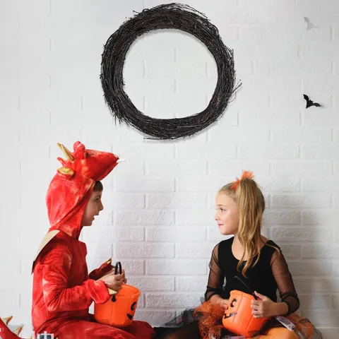 Décoration d'Halloween Couronne de Vigne Noire Bricolage Anneau de Rotin Naturel Flétri Ornement Suspendu pour Porte Murale Fête