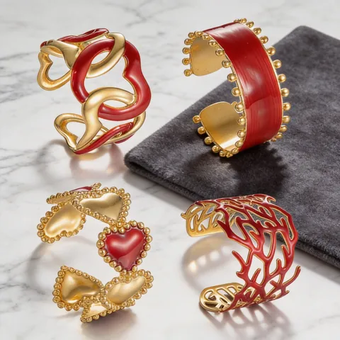 Bracciale Rigido Aperto in Acciaio Inossidabile Vintage Moda Smalto Rosso Cuore Corallo Traforato Polsino per Donna Gioielli