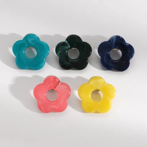 Acrylic Hollow Flower Brooch Glasses Holder Multipurpose Floral Suit Pin Anti-Lost Eyewear Accessory For Women Jewelry