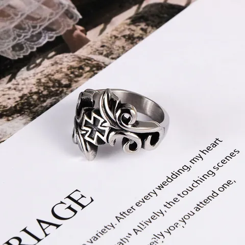Anello Gotico Vintage in Acciaio al Titanio con Croce e Volute Incise per Uomo Donna Retro Punk Anello a Fascia Gioielli Moda