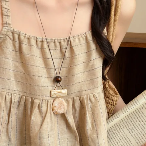 Collier Long avec Pendentif Esthétique Lavis à l'Encre en Résine Vintage Nouveau Style Chinois Ambre Décoration Géométrique Accessoires pour Femmes