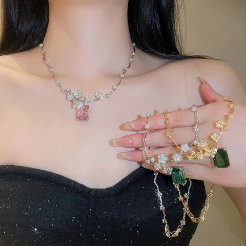 Parure de Bijoux Luxe en Cuivre Plaqué Or 18K Collier et Boucles d'Oreilles Fleur Zirconia Carré pour Femmes Bijoux de Soirée Cristal