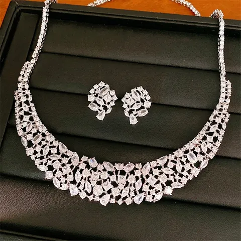 Luxus Geometrisch Hohl Kupfer Zirkonia Eingelegt Schmuckset Für Damen Wassertropfen Anhänger Halskette Ohrringe Set Hochzeitsaccessoires