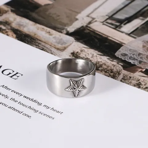 Gepolijste Roestvrijstalen Brede Bandring Met Pentagram Ster Reliëf Punk Mode Sieraden Voor Mannen