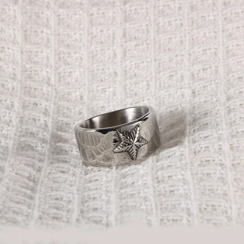 Gepolijste Roestvrijstalen Brede Bandring Met Pentagram Ster Reliëf Punk Mode Sieraden Voor Mannen