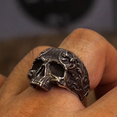 Anello Teschio Gotico Retrò per Uomo Donna Punk Dark Style Gioielli con Motivo Intagliato per Halloween Giorno dei Morti Regalo di Festa
