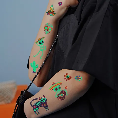Autocollants de Tatouage Temporaire Lumineux Jour Des Morts Imperméable Dessin Animé Crâne Guitare Motif Brille Dans Le Noir Enfants Fête Bijoux Corps