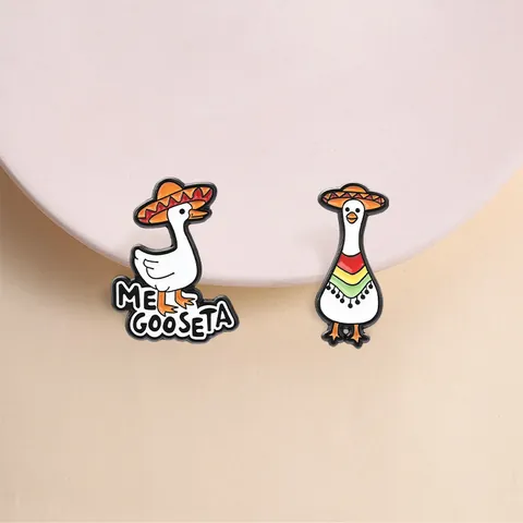 Creativa Spilla in Metallo Oca Bianca con Cappello Messicano Distintivo in Smalto Animale del Fumetto per Vestiti Zaino Regalo