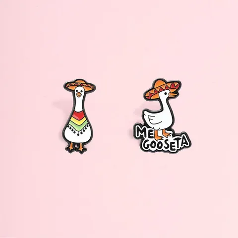 Creativa Spilla in Metallo Oca Bianca con Cappello Messicano Distintivo in Smalto Animale del Fumetto per Vestiti Zaino Regalo