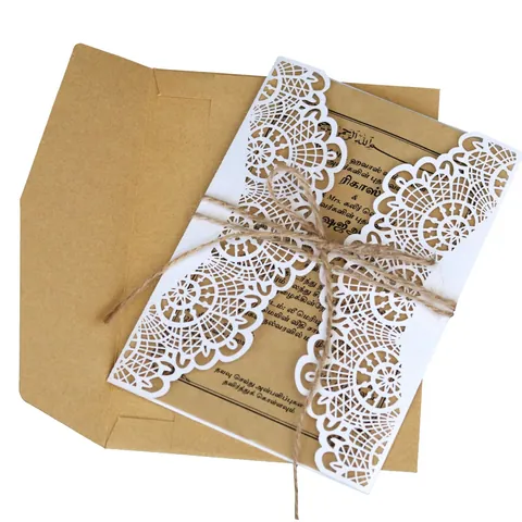 Lasergeschnittene Hochzeitseinladungen Mit Kraftpapier Umschlägen Weiße Perlmuttpapier Hohlspitze Karten Mit Hanfseil Für Party