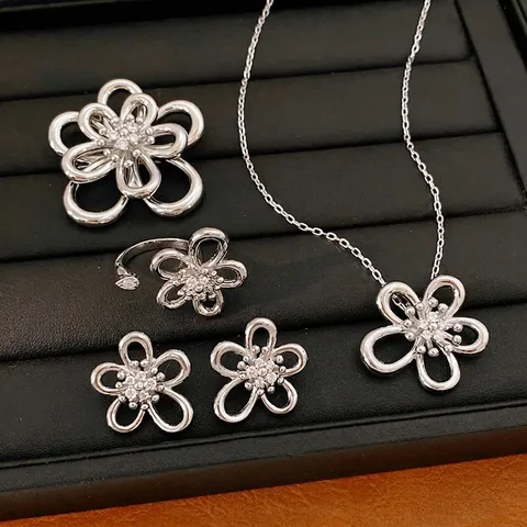 Collana in Zirconia a Fiore Cavo Placcata Oro 18k Orecchini Anello Spilla Elegante Pendente Floreale Gioielli Donna Accessori
