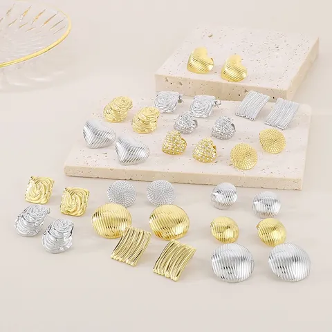 Boucles d'Oreilles Clous en Acier Inoxydable Haut de Gamme Texture Nervurée pour Femmes Coeur Géométrique Or 18K Plaqué Bijoux de Mode Cadeau