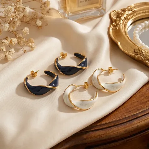 Boucles d'Oreilles Clous en Émail Torsadé en Forme de C Premium Plaqué Or 18K Acier Inoxydable 304 Bijoux Géométriques Femmes