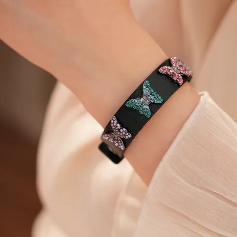 Strass Vlinder Kunstleer Armband Voor Dames Zoete en Stoere Stijl Verstelbare Drukknoop Zwart Mode Sieraden
