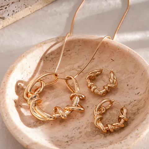 Set di Collana e Orecchini Abbinati in Lega d'Oro Minimalista Con Ciondolo Geometrico Irregolare Catena della Clavicola