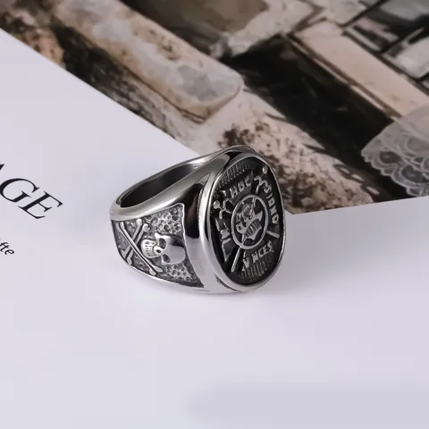 Anello Sigillo Teschio Uomo in Acciaio Inossidabile 316L Retro Punk Gotico Finitura Argento Ossidato Iscrizione Latina Croce