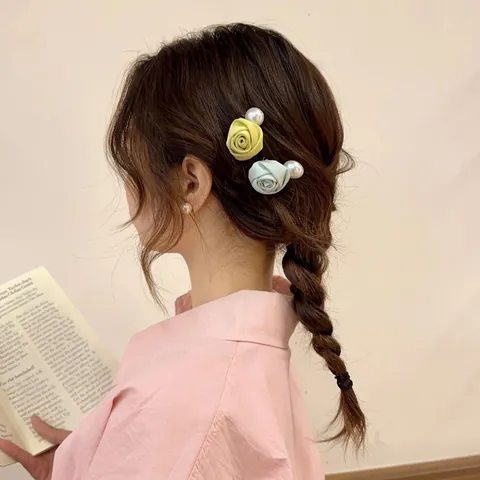 Koreanischer Eleganter Stoff Rose Blume Haarklammer Für Damen Perlenverzierte Entenschnabel-Clip Süße Florale Haarschmuck