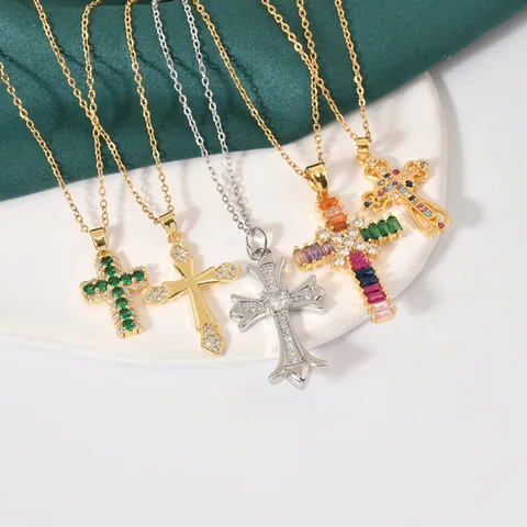 Collana con Pendente a Croce in Rame Placcato Oro con Pietre in Zirconia Colorate per Donna Gioielli Religiosi Gotici alla Moda