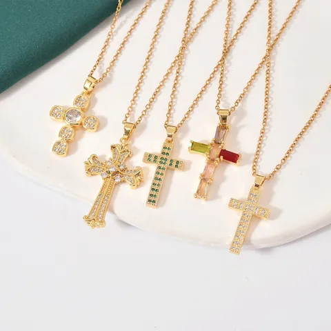 Collana con Pendente a Croce in Rame Placcato Oro con Pietre in Zirconia Colorate per Donna Gioielli Religiosi Gotici alla Moda