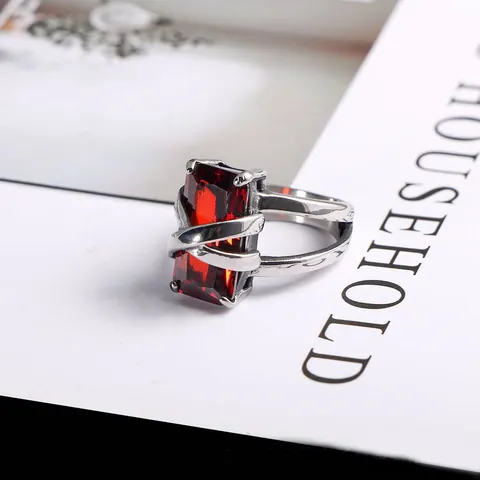 Vintage Edelstahlring Mit Großem Rechteckigem Rotem Edelstein Und Verflochtenem Hohlband Modeschmuck
