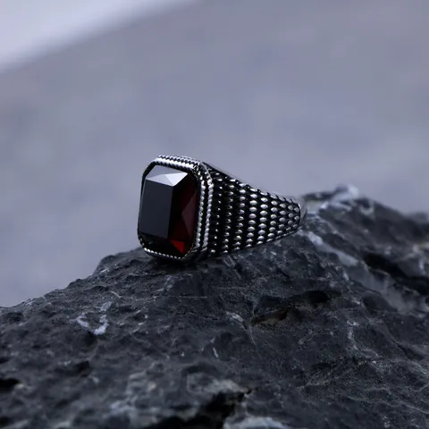 Anello in Acciaio Inossidabile Vintage con Zirconia per Uomo Grande Pietra Rettangolare Rossa Nera Intarsiata Punk Gothic Gioielli
