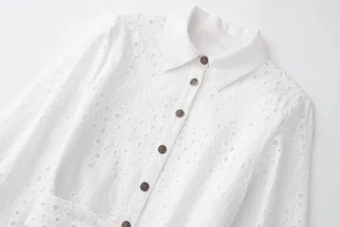 Robe Chemise pour Femmes en Coton Brodé Manches Longues Lien à la Taille Simple Boutonnage Robe Midi à Étages Blanc