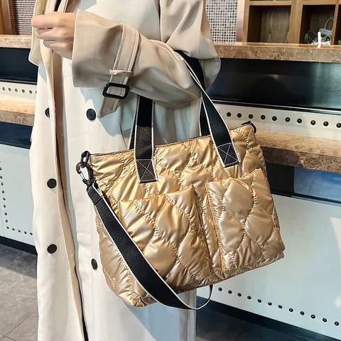 Sac Cabas Matelassé pour Femmes Grande Capacité Coton Spatial Sac à Épaule Satin Métallisé Tendance de Rue Quotidien Travail